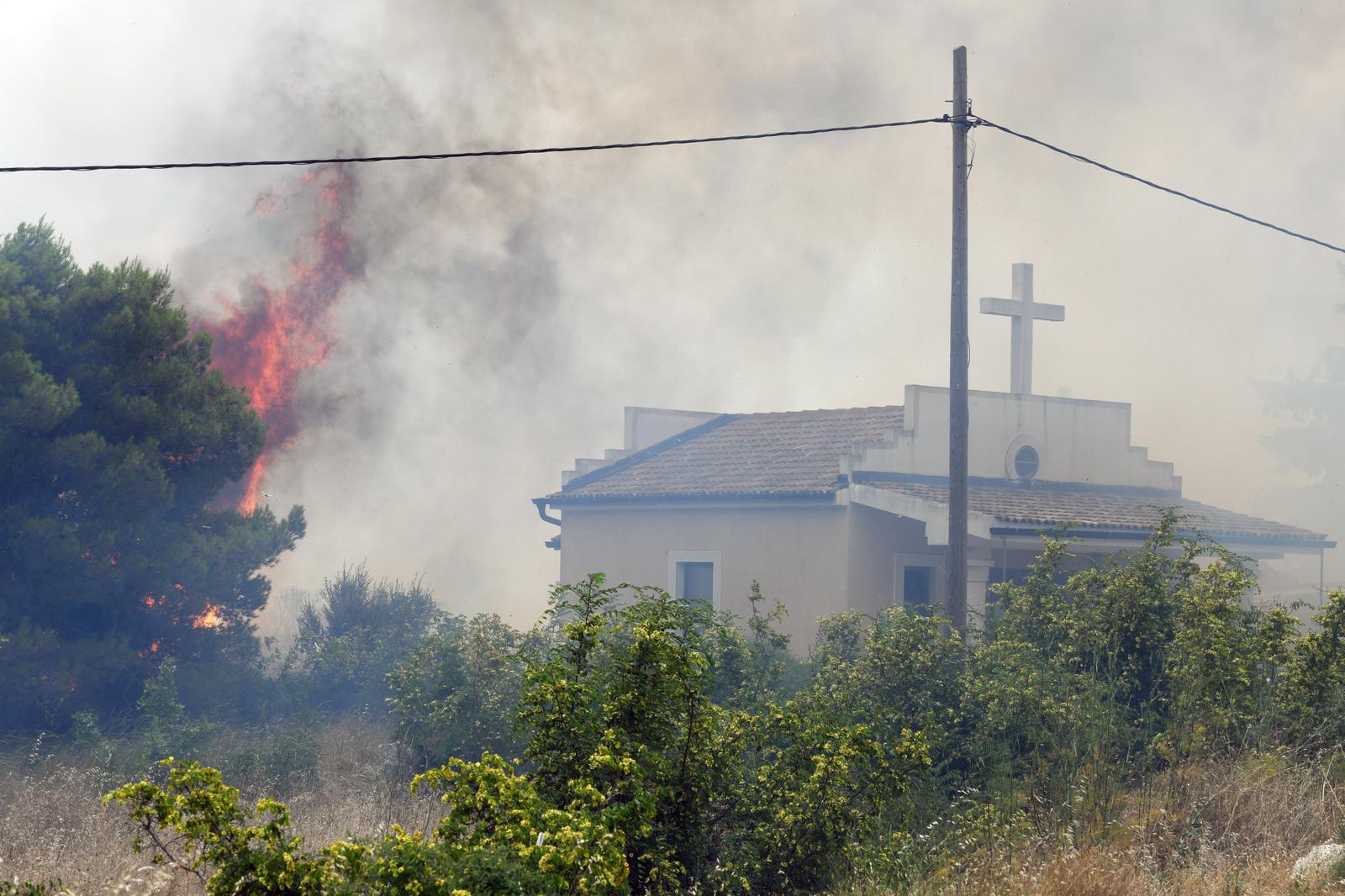 Jak vjetar otežava gašenje požara koji je planuo kod Grebaštice, kanaderi i air tractori u akciji, evakuiraju se stanovnici Jak vjetar otežava gašenje požara koji je planuo kod Grebaštice, kanaderi i air tractori u akciji, evakuiraju se stanovnici