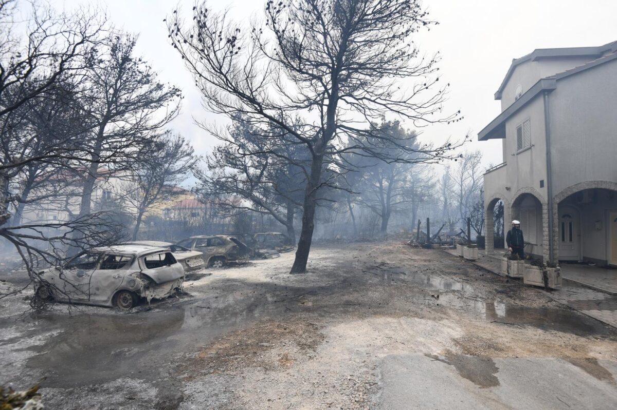 U požaru kod Grebaštice izgorjeli automobili