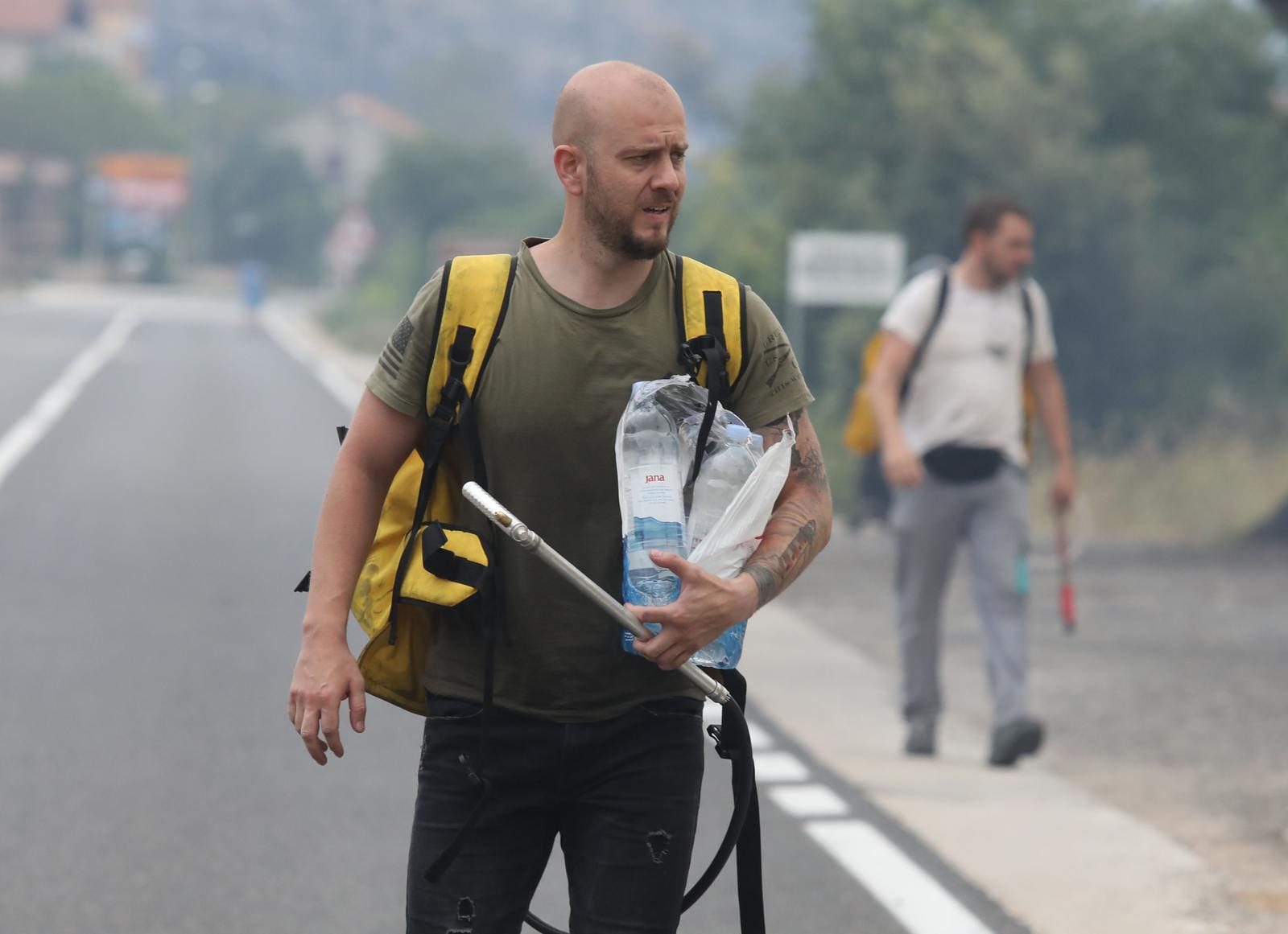 Jak vjetar otežava gašenje požara koji je planuo kod Grebaštice, kanaderi i air tractori u akciji, evakuiraju se stanovnici Jak vjetar otežava gašenje požara koji je planuo kod Grebaštice, kanaderi i air tractori u akciji, evakuiraju se stanovnici