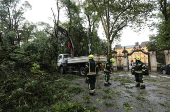 Zagreb: Posljedice nevremena ispred Klinike za psihijatriju “Vrap?e”