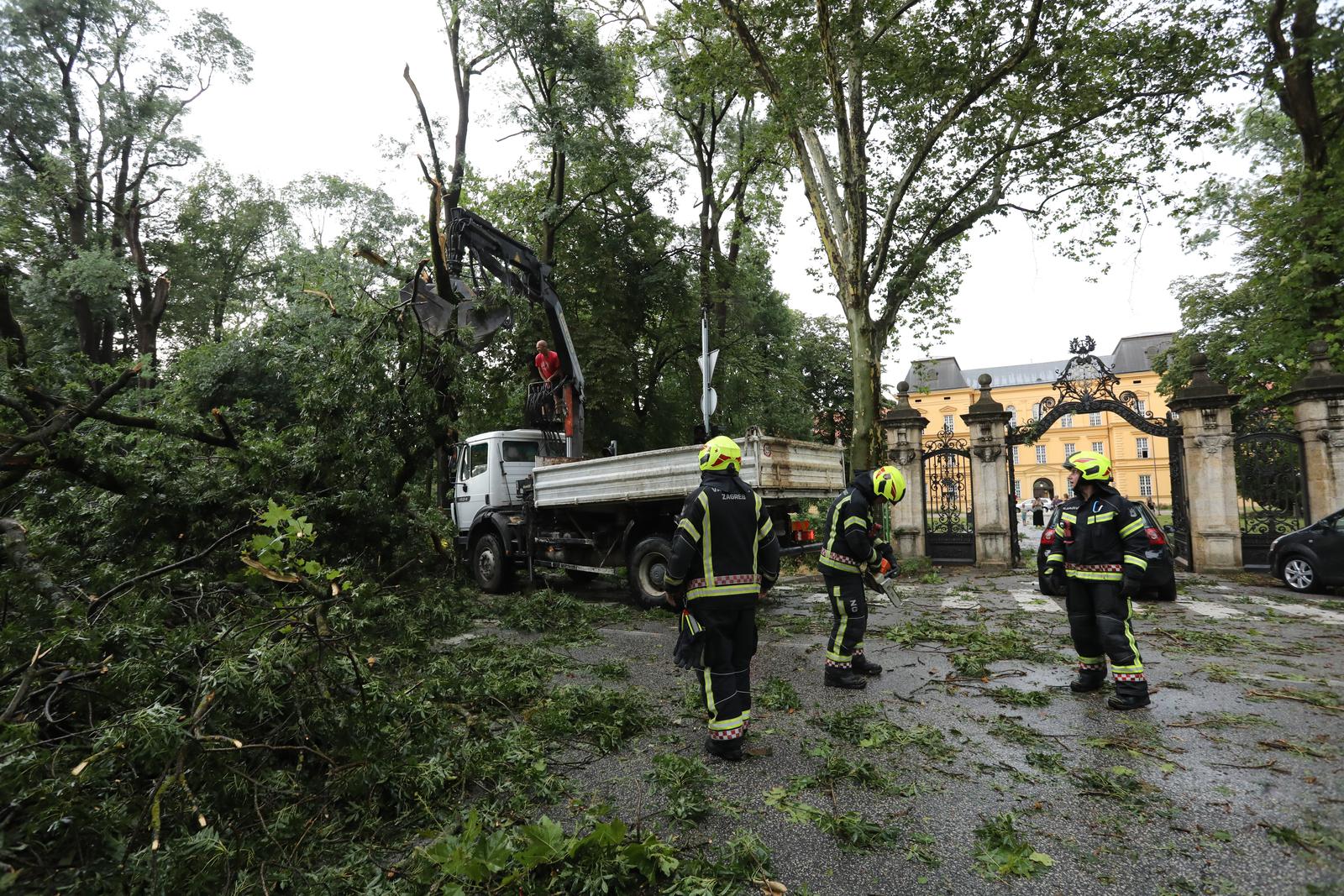 Zagreb: Posljedice nevremena ispred Klinike za psihijatriju “Vrap?e”