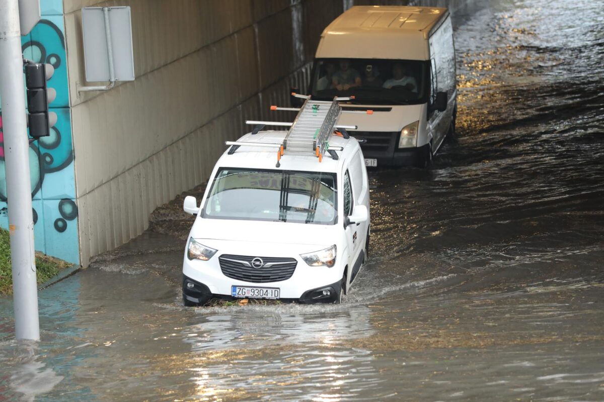 Zagreb: Podvožnjak u Selskoj potpuno je potopljen