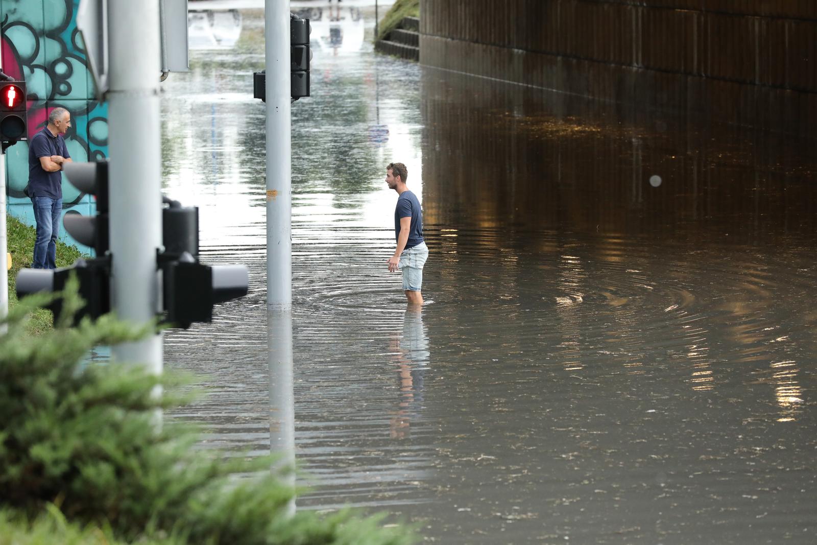 Zagreb: Podvonjak u Selskoj potpuno je potopljen