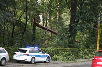 Zagreb: Nakon oluje obustavljen promet na Maksimirskoj