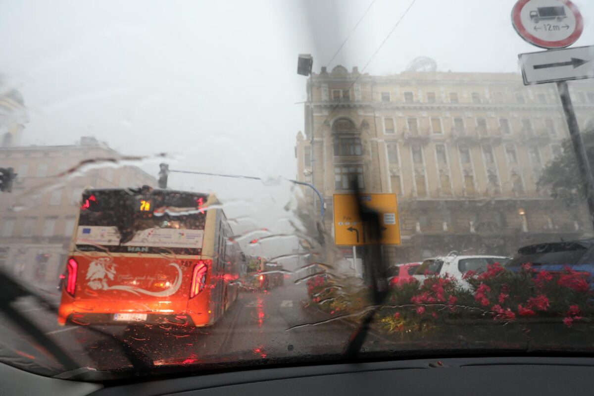 Rijeka: Olujno nevrijeme protutnjalo gradom