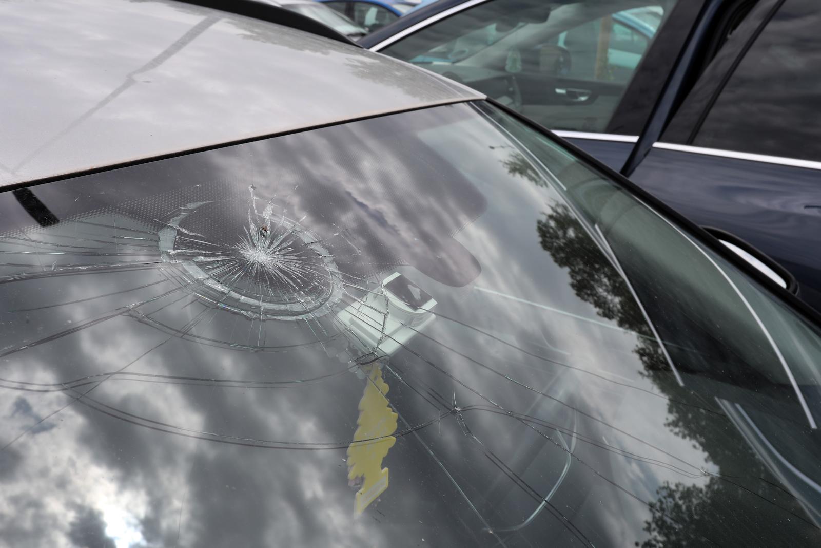 Omialj: Razbijena stakla na vozilima kao posljedica olujnog nevremena.