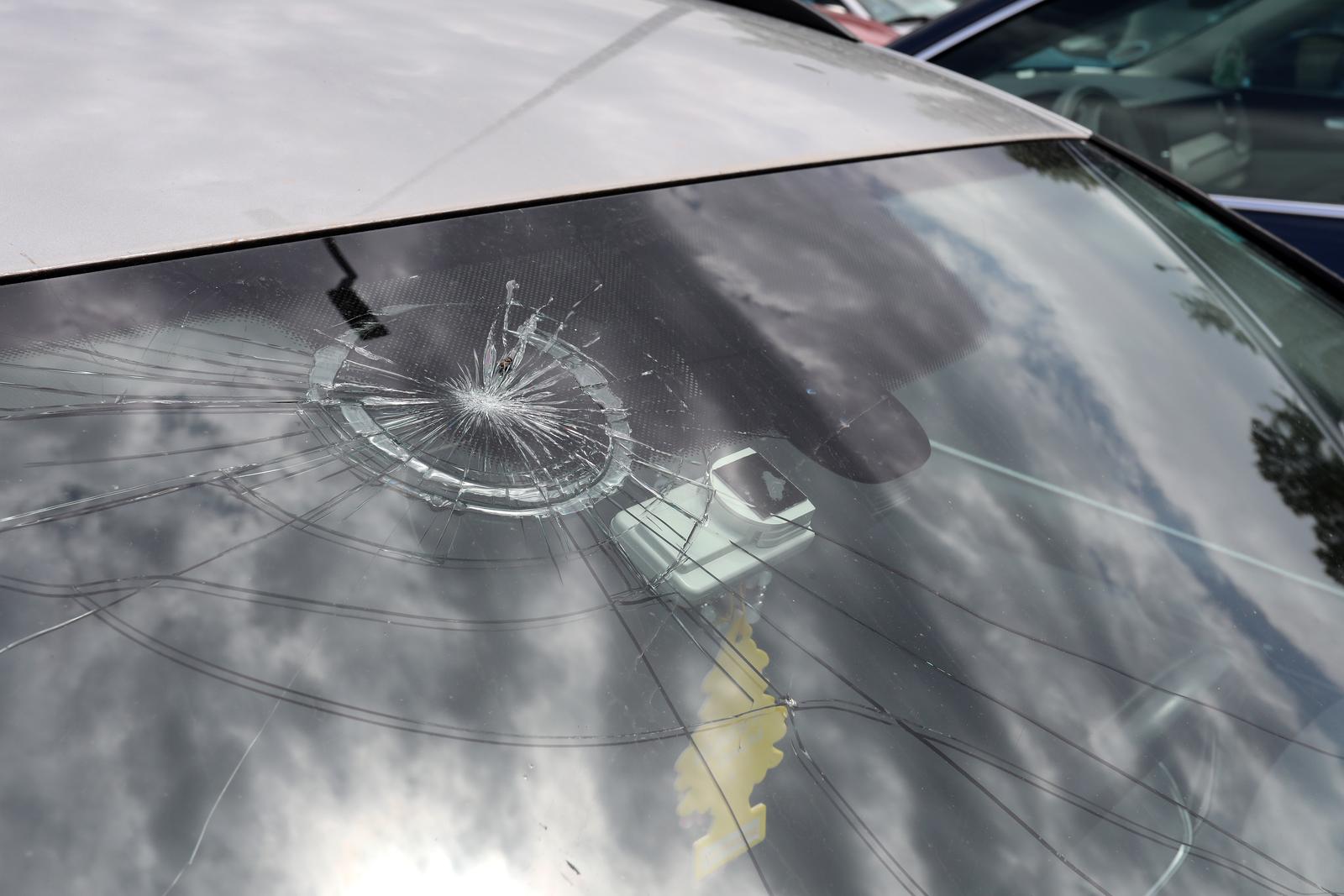 Omialj: Razbijena stakla na vozilima kao posljedica olujnog nevremena.