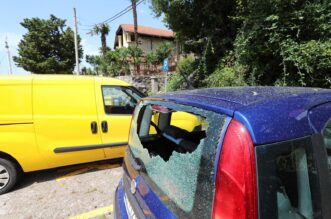 Omišalj: Razbijena stakla na vozilima kao posljedica olujnog nevremena.