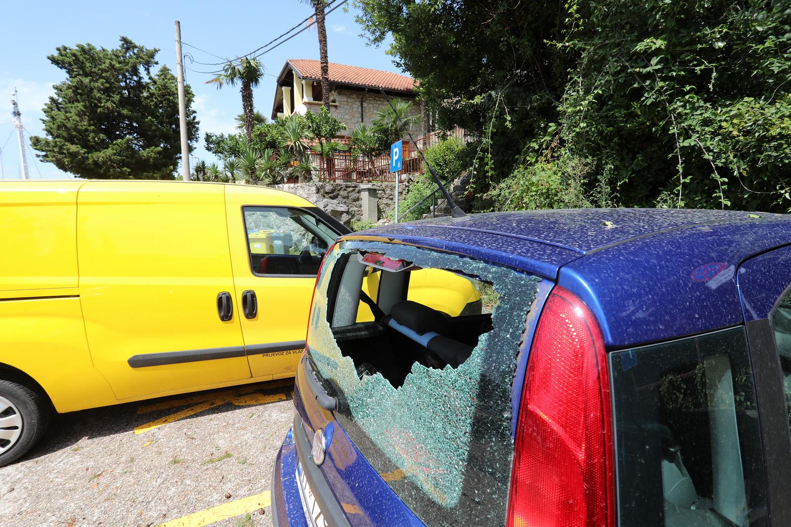 Omišalj: Razbijena stakla na vozilima kao posljedica olujnog nevremena.