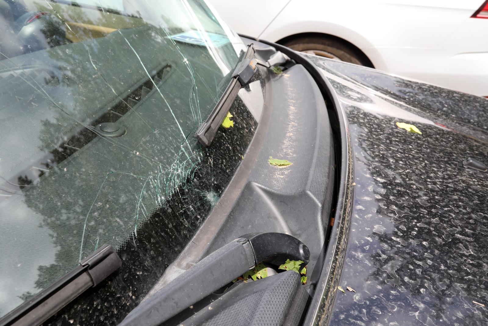 Omišalj: Razbijena stakla na vozilima kao posljedica olujnog nevremena.