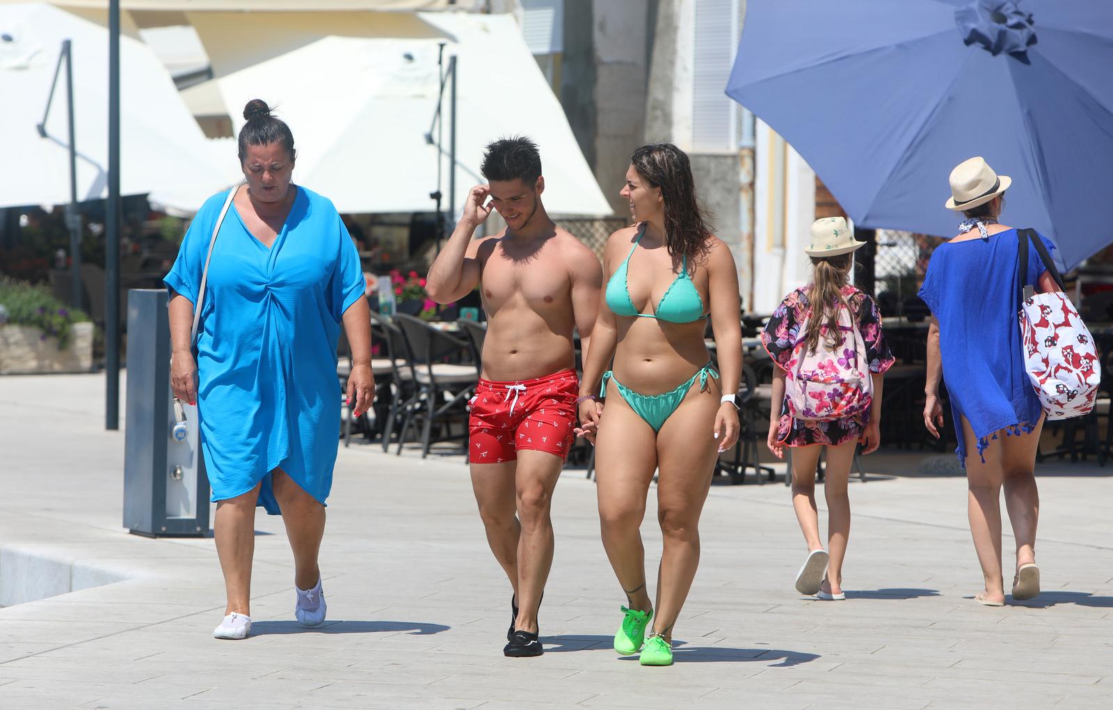 Brojni domaći i strani turisti godišnji odmor provode u Selcu Brojni domaći i strani turisti godišnji odmor provode u Selcu