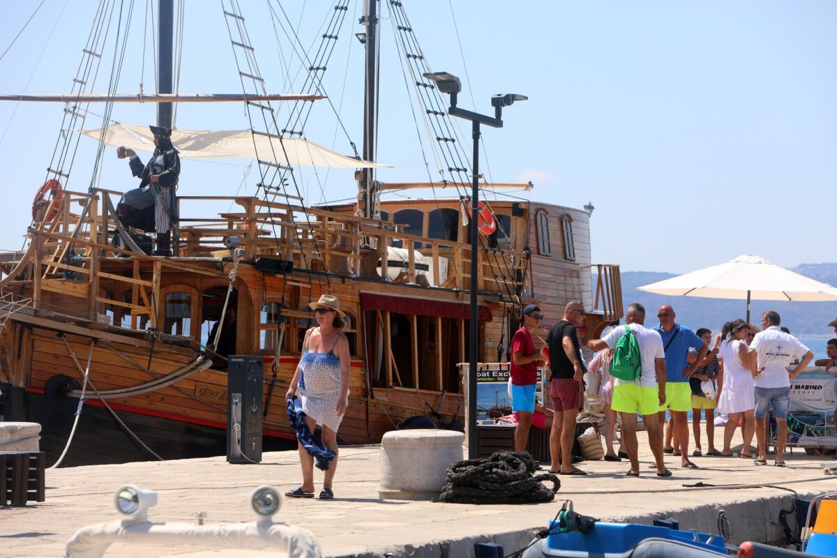 Brojni domaći i strani turisti godišnji odmor provode u Selcu