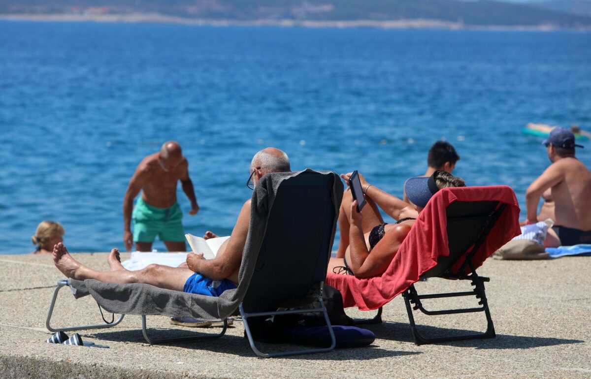 Brojni domaći i strani turisti godišnji odmor provode u Selcu