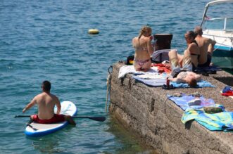 Brojni domaći i strani turisti godišnji odmor provode u Selcu