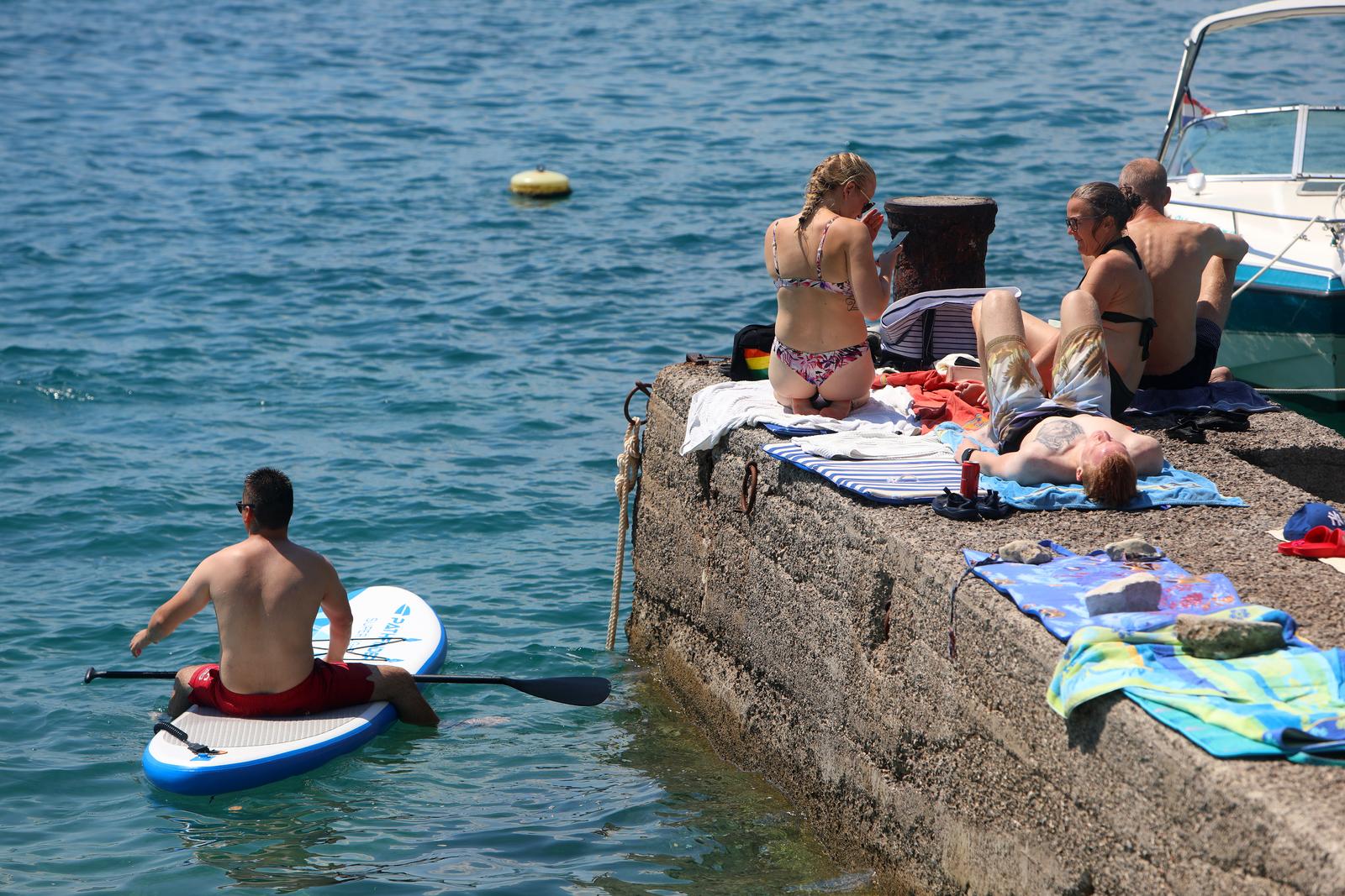 Brojni domaći i strani turisti godišnji odmor provode u Selcu Brojni domaći i strani turisti godišnji odmor provode u Selcu