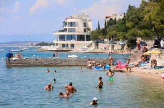 Brojni domaći i strani turisti godišnji odmor provode u Selcu