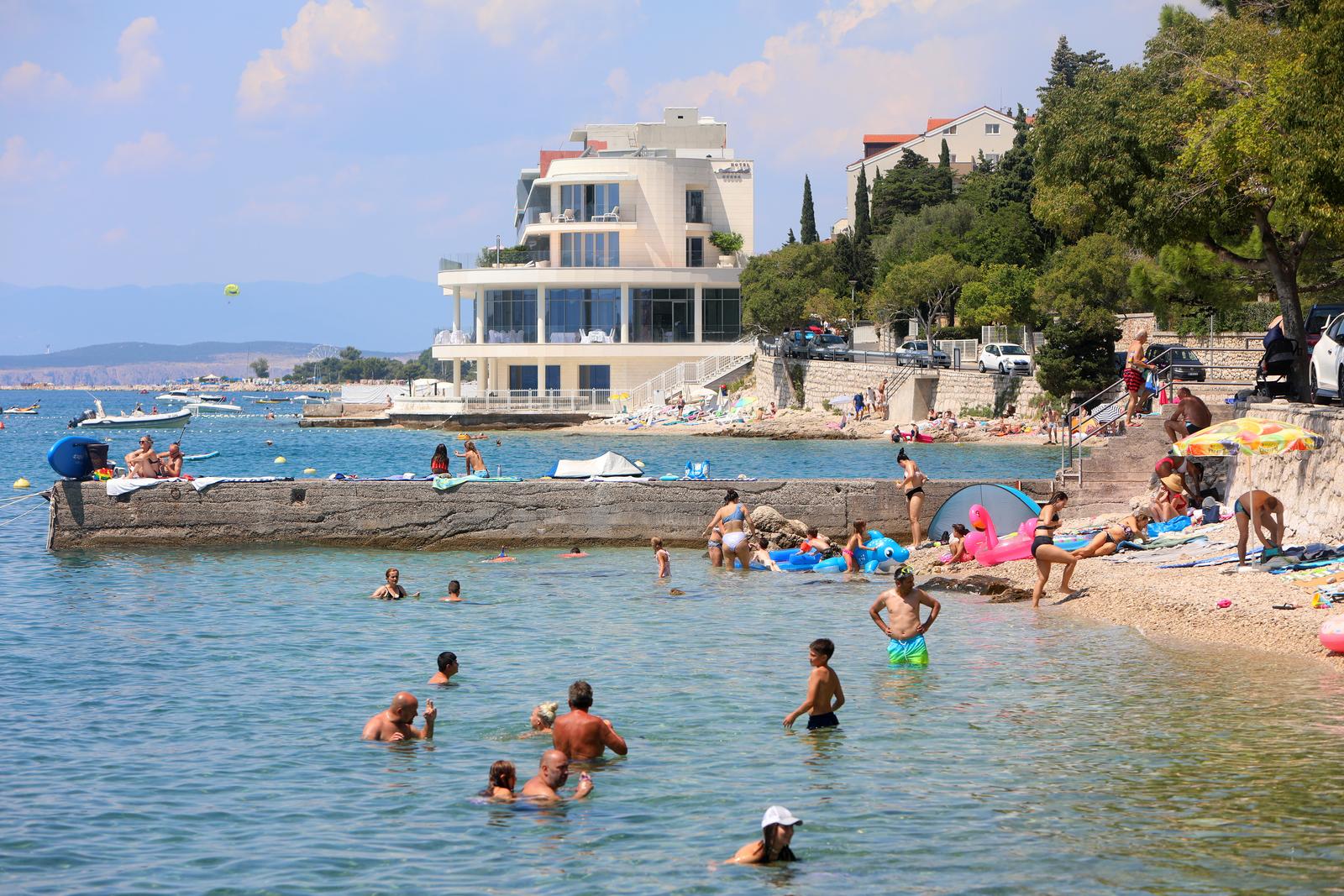 Brojni domaći i strani turisti godišnji odmor provode u Selcu Brojni domaći i strani turisti godišnji odmor provode u Selcu