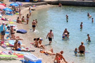 Brojni domaći i strani turisti godišnji odmor provode u Selcu