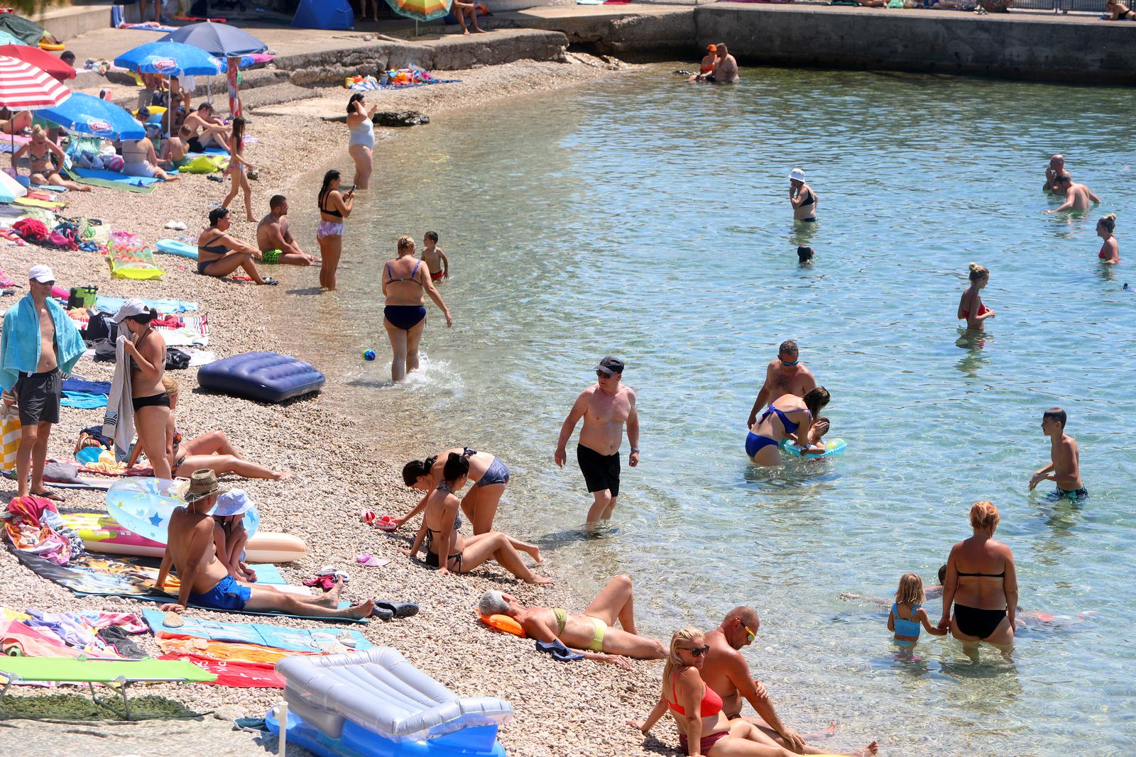 Brojni domaći i strani turisti godišnji odmor provode u Selcu Brojni domaći i strani turisti godišnji odmor provode u Selcu