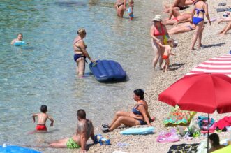 Brojni domaći i strani turisti godišnji odmor provode u Selcu