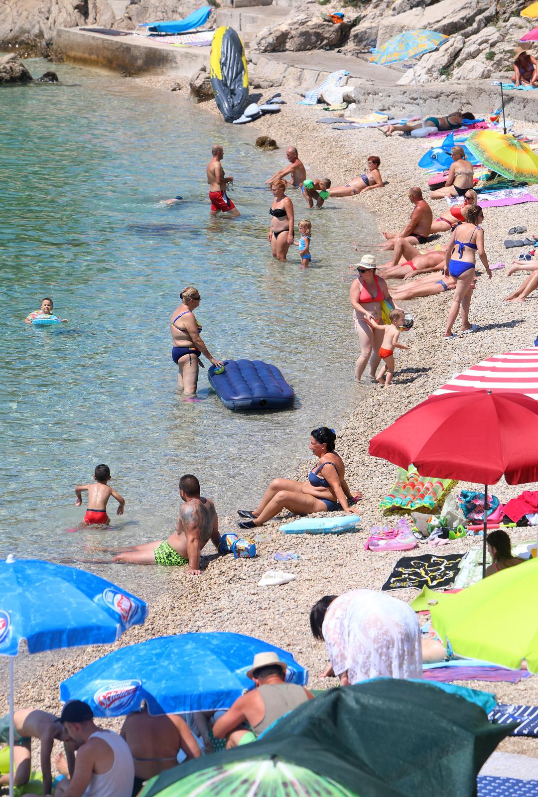 Brojni domaći i strani turisti godišnji odmor provode u Selcu Brojni domaći i strani turisti godišnji odmor provode u Selcu
