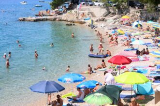 Brojni domaći i strani turisti godišnji odmor provode u Selcu