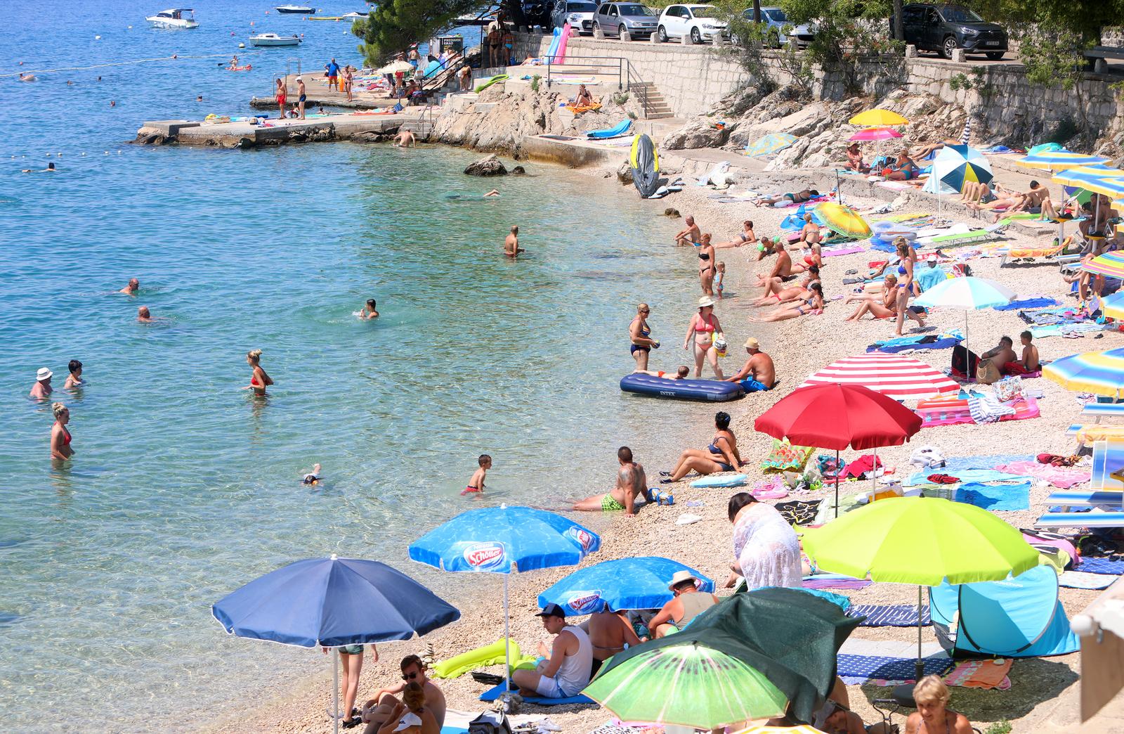 Brojni domaći i strani turisti godišnji odmor provode u Selcu Brojni domaći i strani turisti godišnji odmor provode u Selcu
