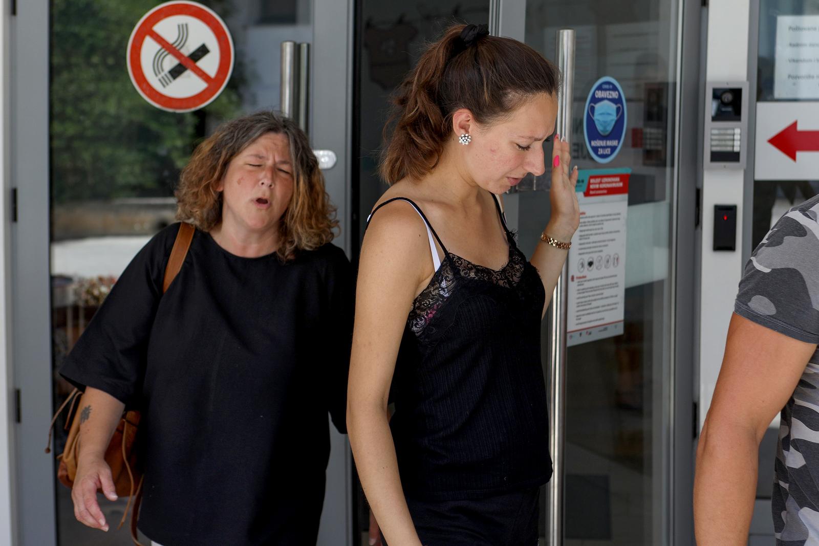 Zadar: Djevojka koja je rodila na Paklenici posjetila je dijete u bolnici Zadar: Djevojka koja je rodila na Paklenici posjetila je dijete u bolnici