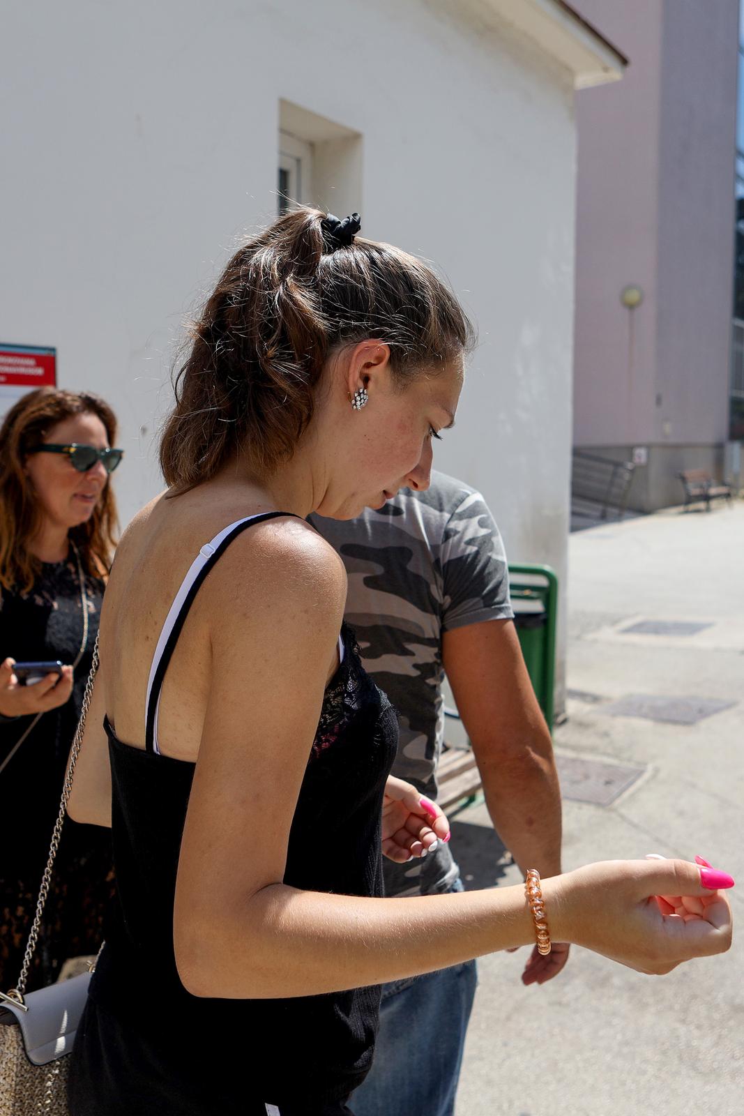 Zadar: Djevojka koja je rodila na Paklenici posjetila je dijete u bolnici Zadar: Djevojka koja je rodila na Paklenici posjetila je dijete u bolnici