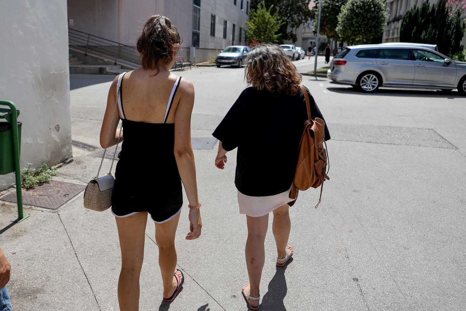 Zadar: Djevojka koja je rodila na Paklenici posjetila je dijete u bolnici Zadar: Djevojka koja je rodila na Paklenici posjetila je dijete u bolnici