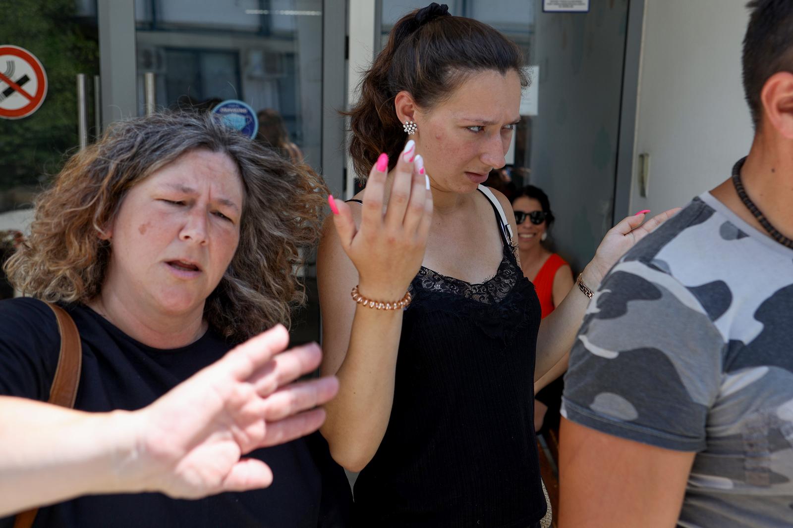 Zadar: Djevojka koja je rodila na Paklenici posjetila je dijete u bolnici Zadar: Djevojka koja je rodila na Paklenici posjetila je dijete u bolnici