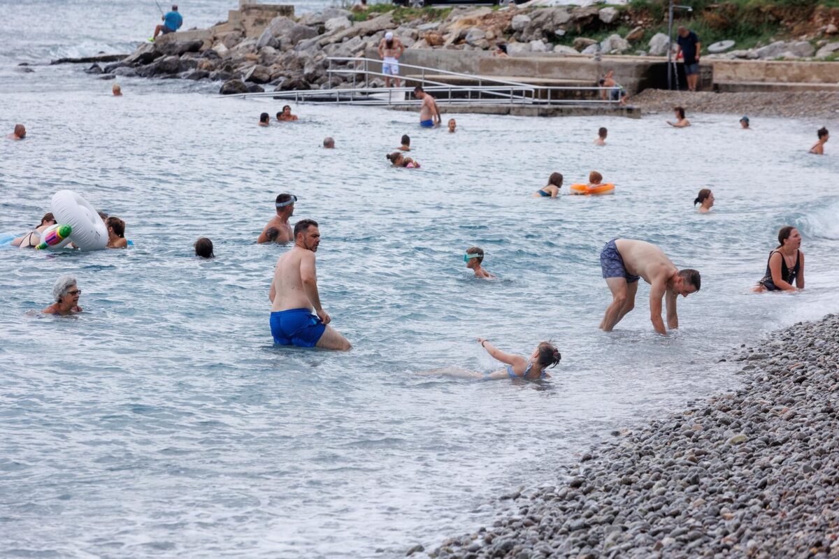 Rijeka: Kupači na plaži unatoč najavi lošeg vremena