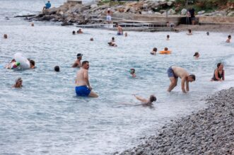 Rijeka: Kupači na plaži unatoč najavi lošeg vremena