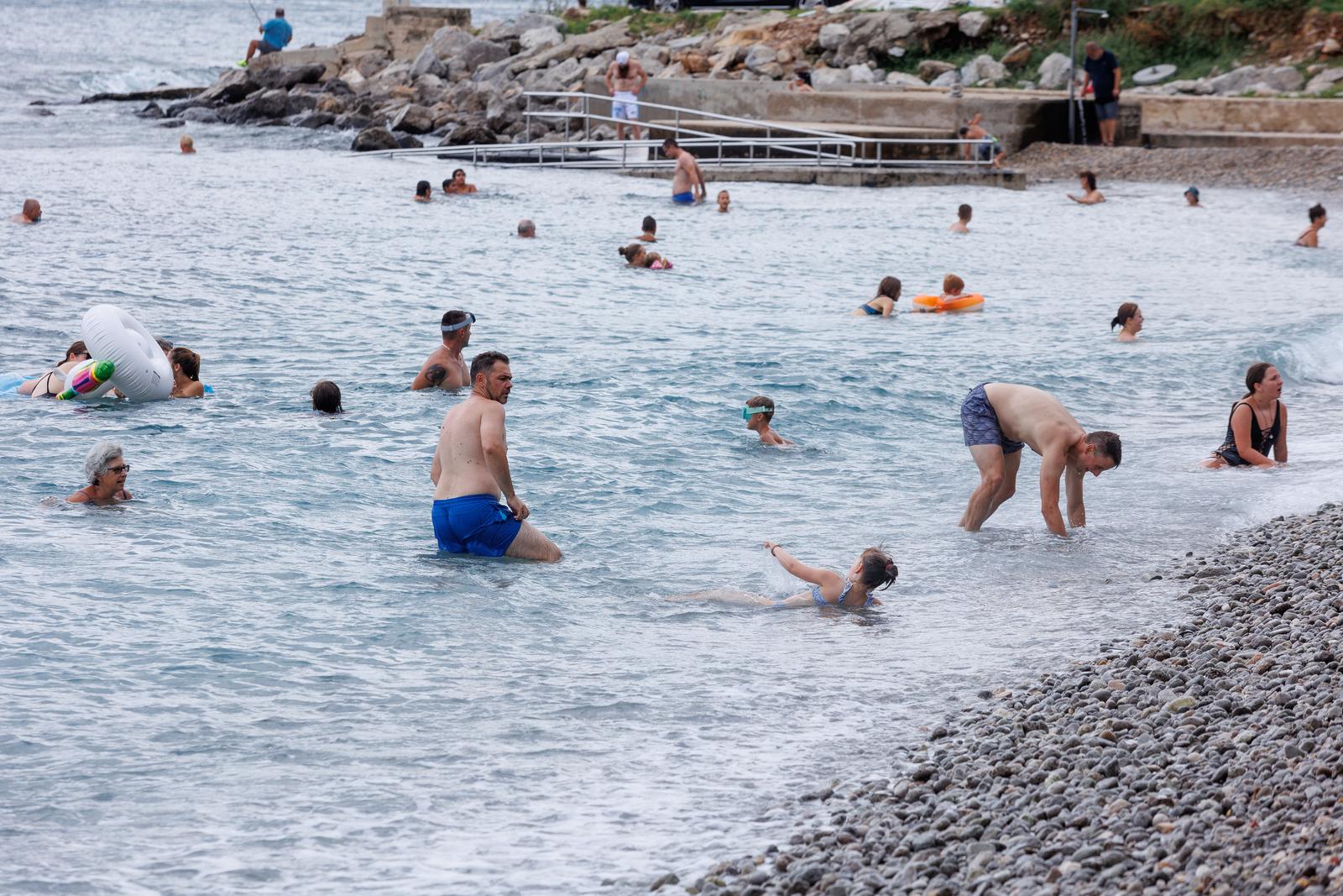 Rijeka: Kupači na plaži unatoč najavi lošeg vremena Rijeka: Kupači na plaži unatoč najavi lošeg vremena
