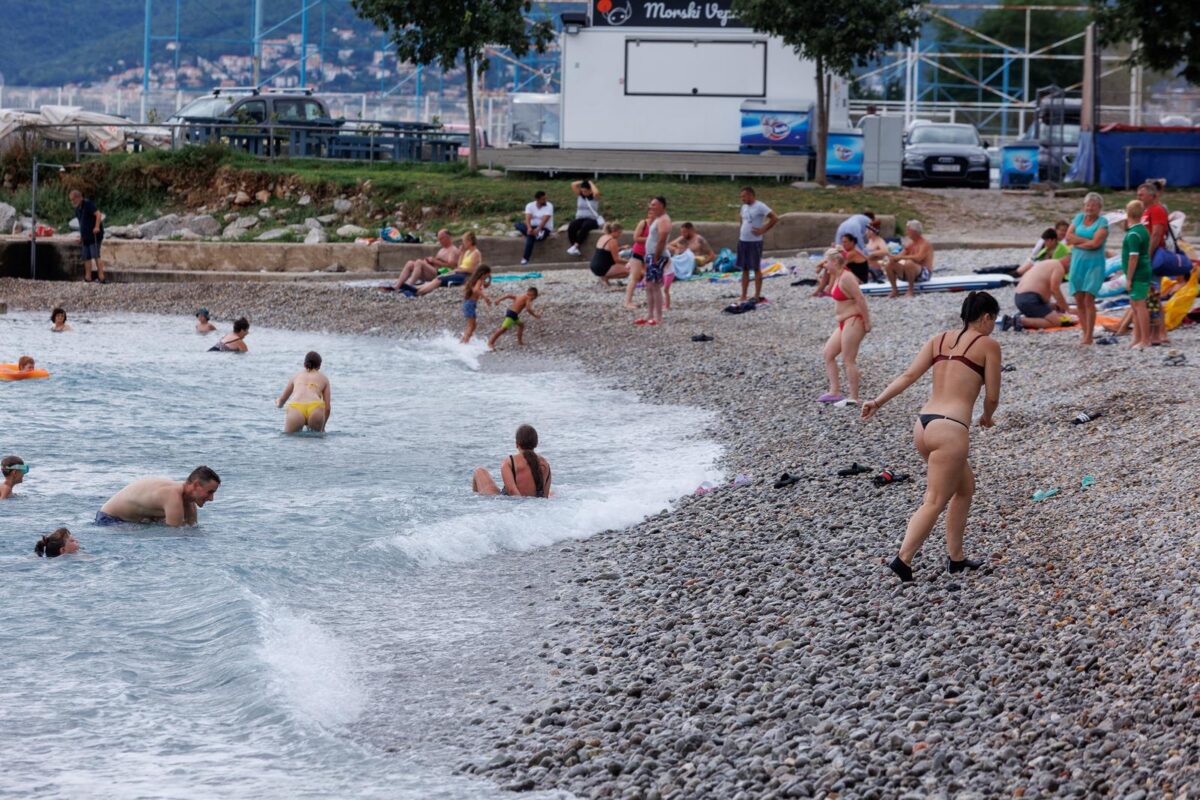 Rijeka: Kupači na plaži unatoč najavi lošeg vremena