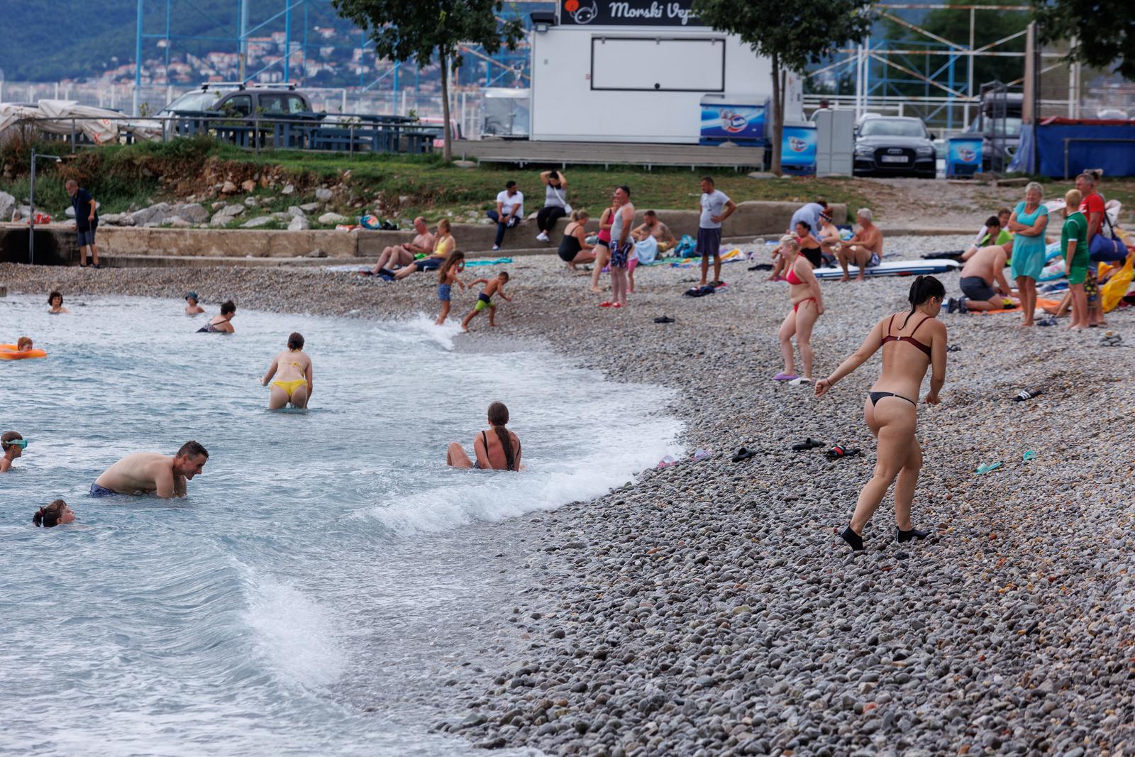 Rijeka: Kupači na plaži unatoč najavi lošeg vremena Rijeka: Kupači na plaži unatoč najavi lošeg vremena