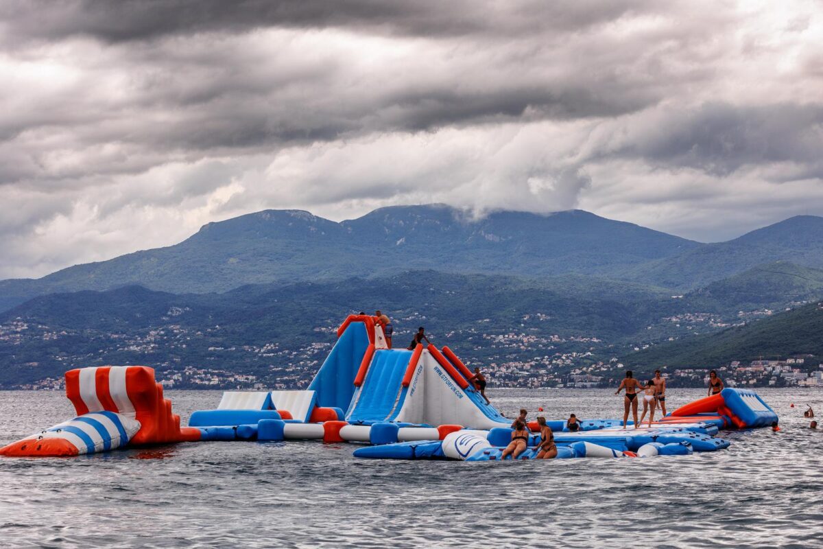 Rijeka: Kupači na plaži unatoč najavi lošeg vremena