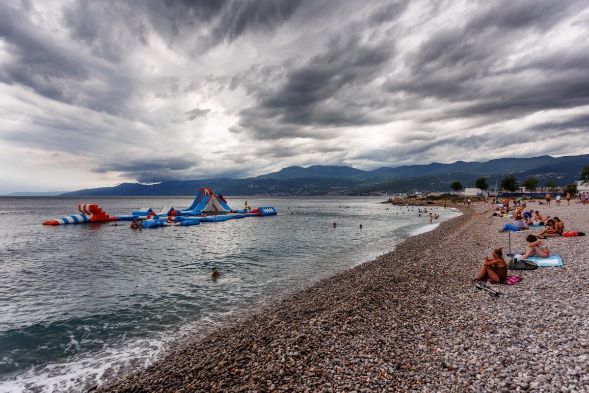 Rijeka: Kupači na plaži unatoč najavi lošeg vremena