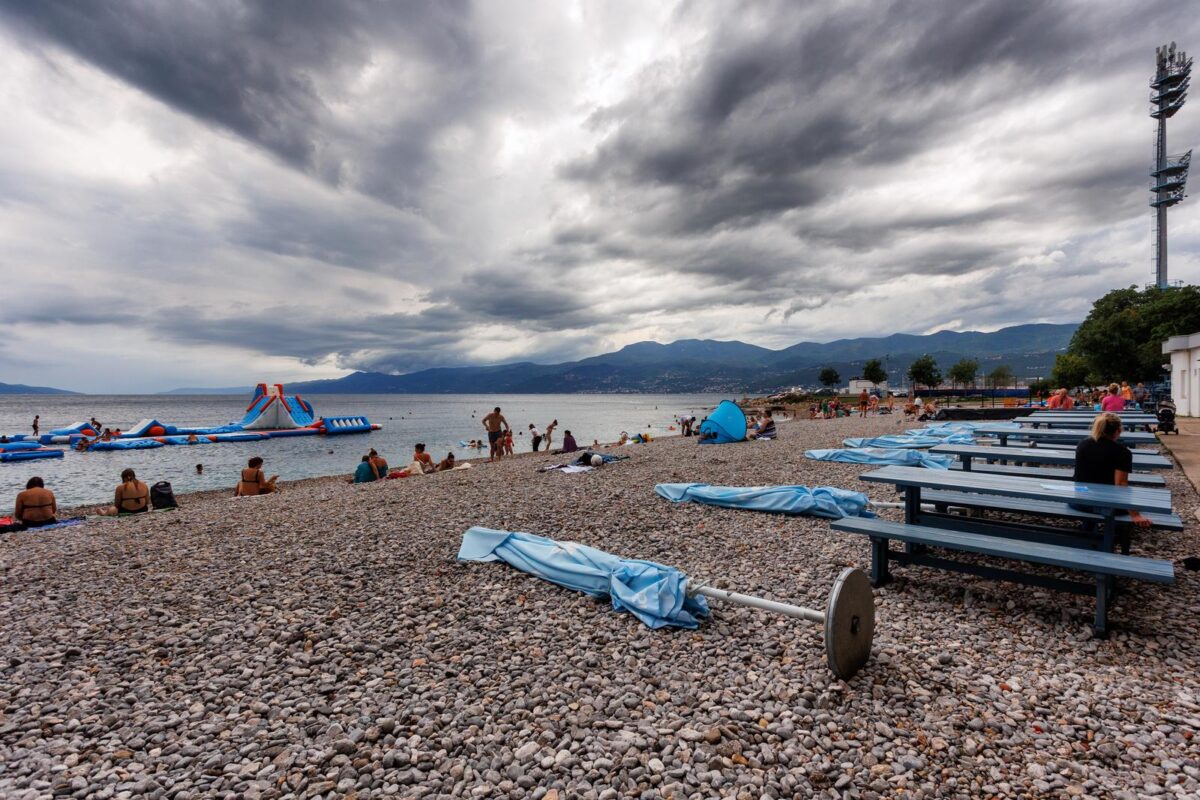 Rijeka: Kupači na plaži unatoč najavi lošeg vremena