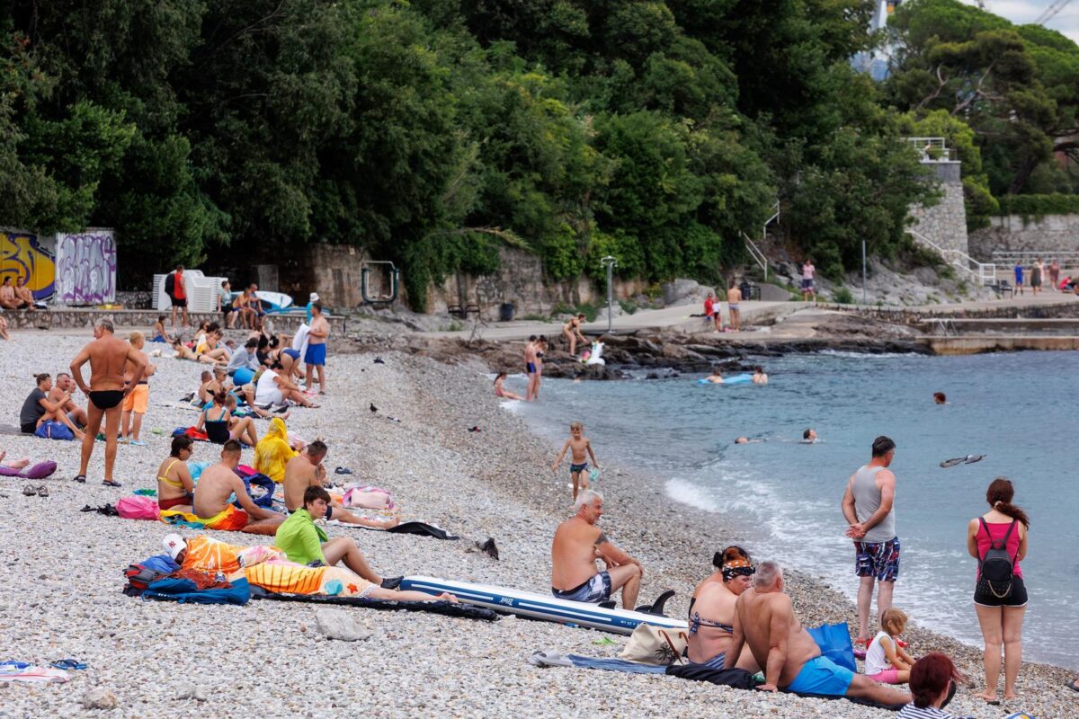 Rijeka: Kupači na plaži unatoč najavi lošeg vremena