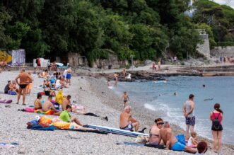 Rijeka: Kupači na plaži unatoč najavi lošeg vremena