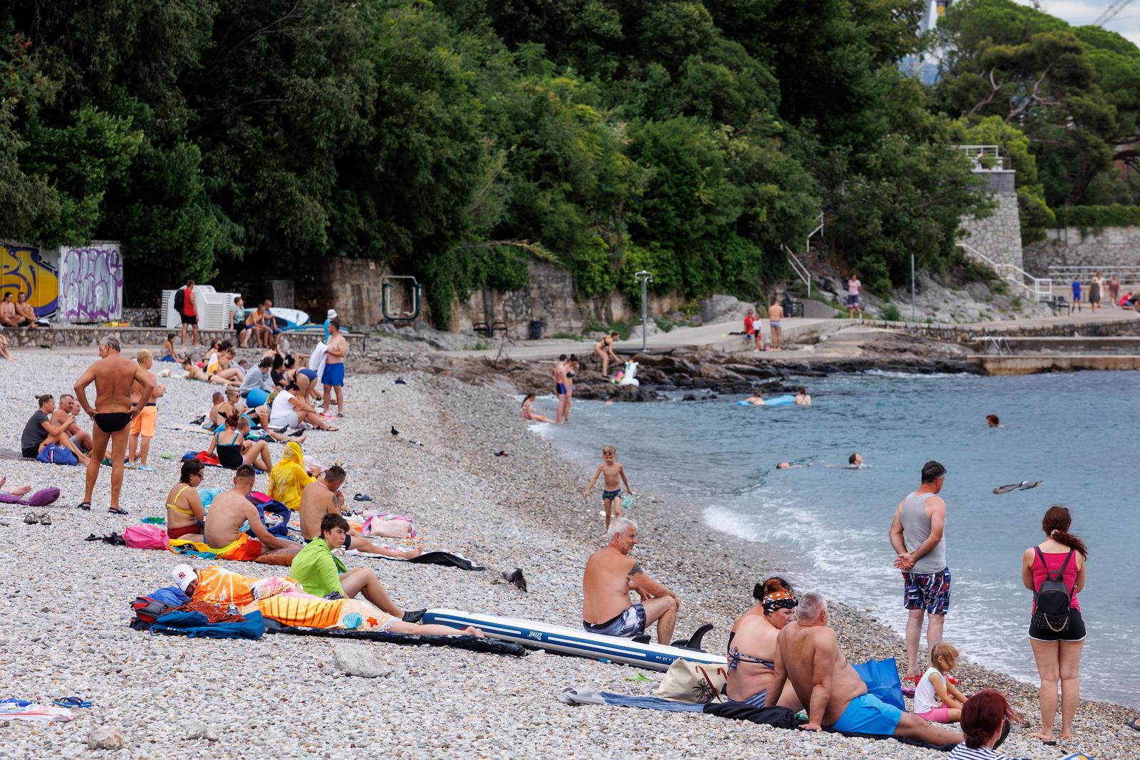 Rijeka: Kupači na plaži unatoč najavi lošeg vremena Rijeka: Kupači na plaži unatoč najavi lošeg vremena