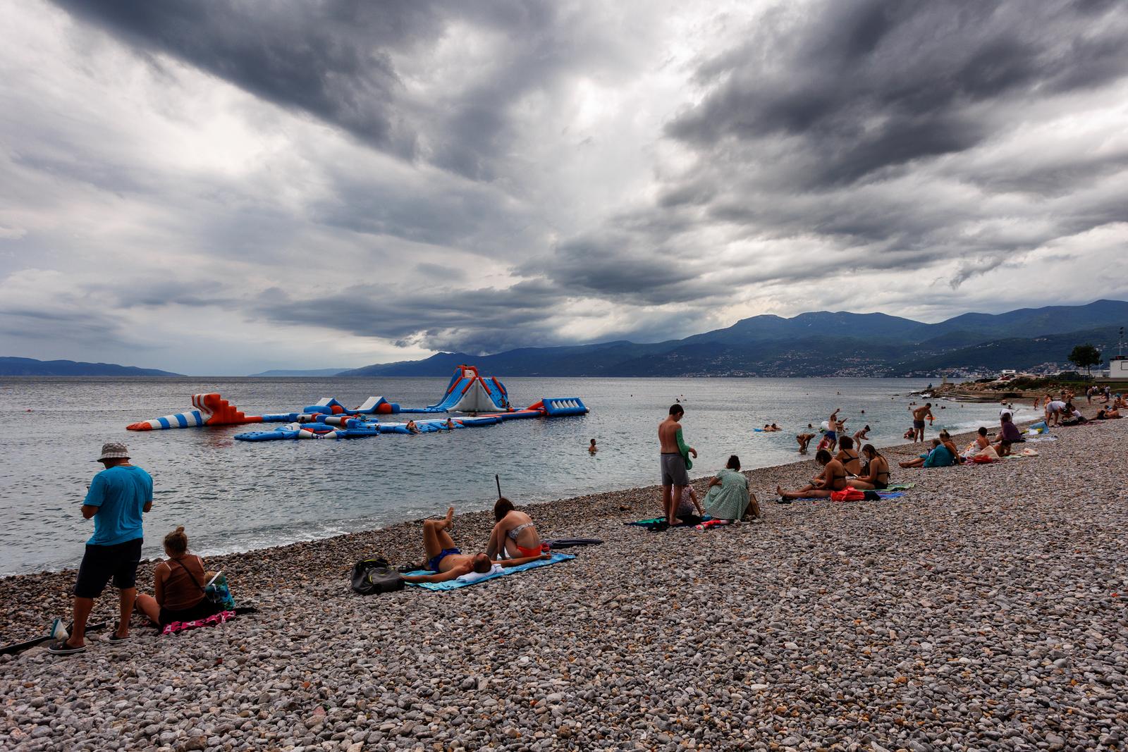 Rijeka: Kupači na plaži unatoč najavi lošeg vremena Rijeka: Kupači na plaži unatoč najavi lošeg vremena