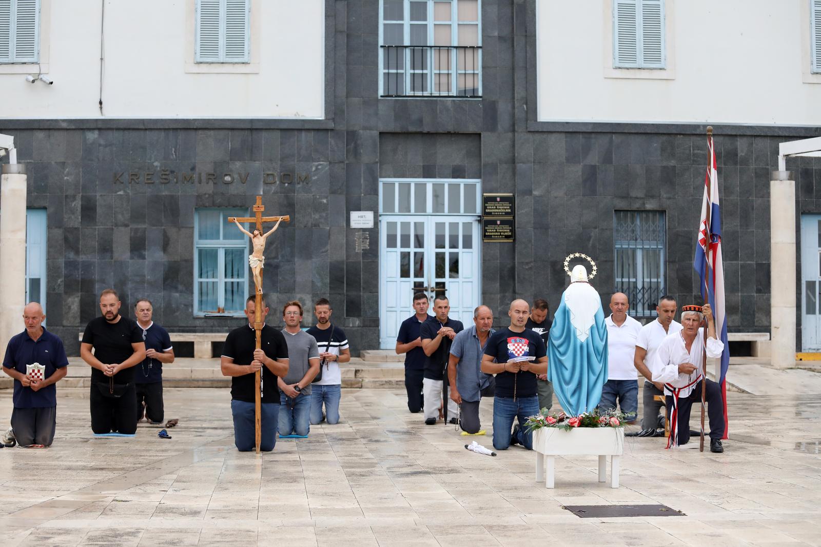 Šibenik: Molitelji klečali ispred zgrade Gradske uprave Šibenik: Molitelji klečali ispred zgrade Gradske uprave
