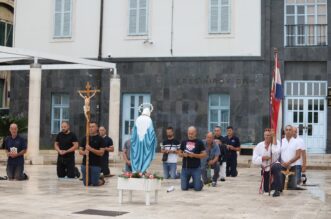 Šibenik: Molitelji klečali ispred zgrade Gradske uprave