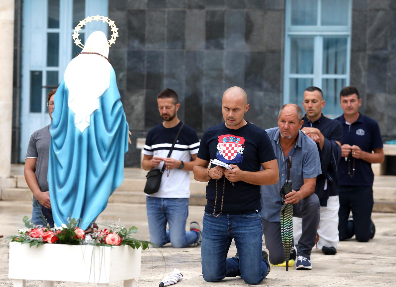 Šibenik: Molitelji klečali ispred zgrade Gradske uprave Šibenik: Molitelji klečali ispred zgrade Gradske uprave