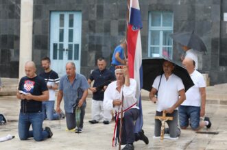 Šibenik: Molitelji klečali ispred zgrade Gradske uprave