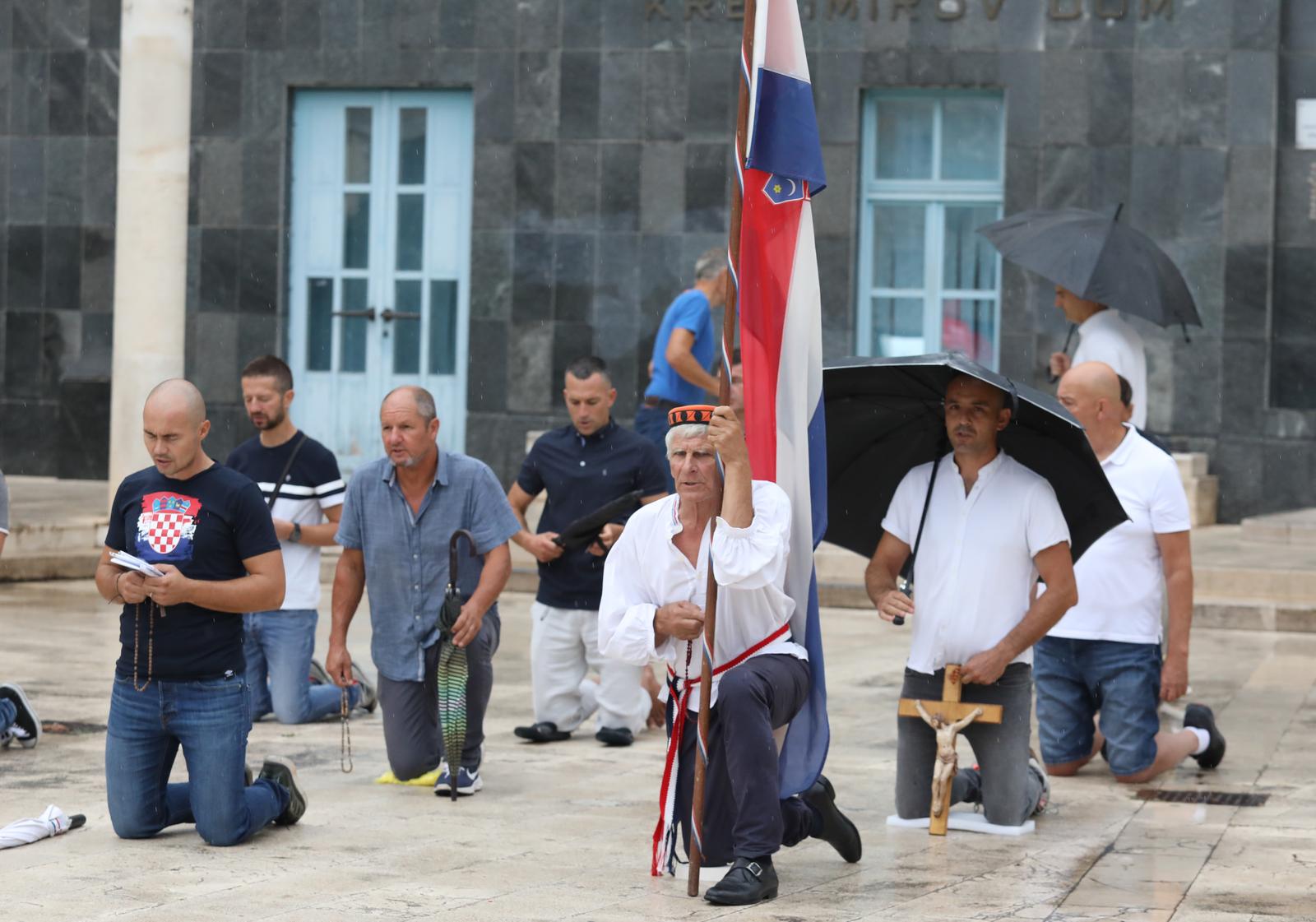 Šibenik: Molitelji klečali ispred zgrade Gradske uprave Šibenik: Molitelji klečali ispred zgrade Gradske uprave