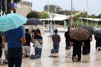 Šibenik: Molitelji klečali ispred zgrade Gradske uprave