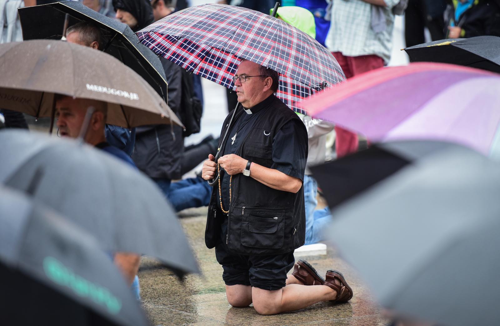 Zagreb: Molitelji na glavnom gradskom trgu Zagreb: Molitelji na glavnom gradskom trgu